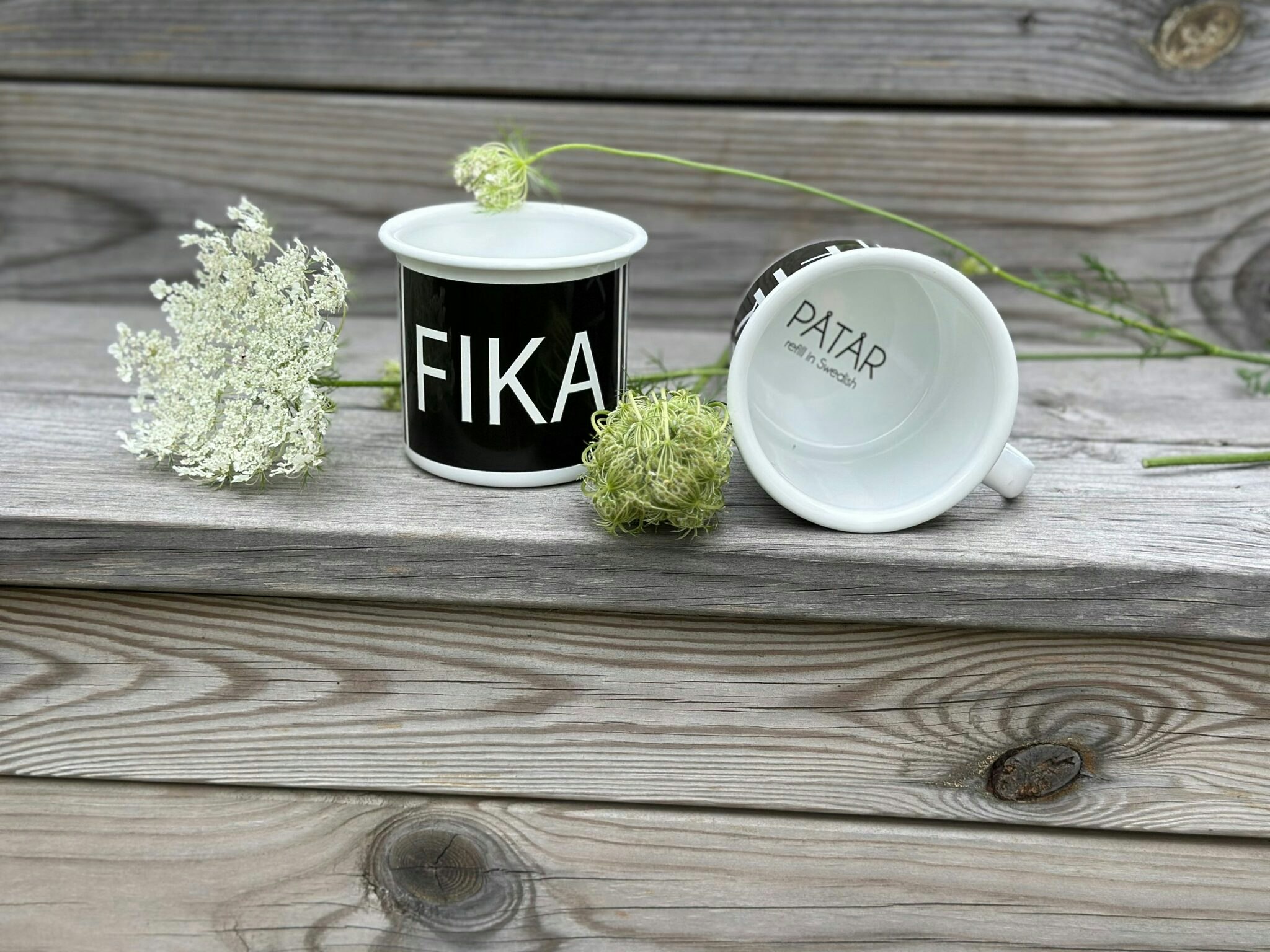 Emaljmugg, Fika svart/vitt med ränder
