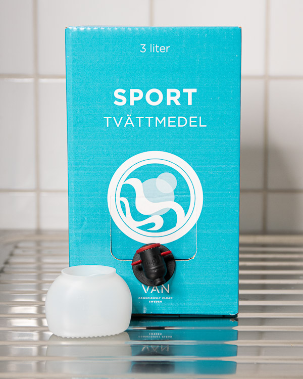 Doseringsboll och Sporttvättmedel på tvättbänk.