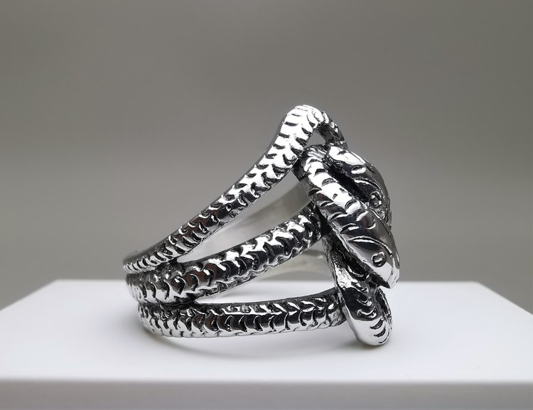 Trust Stainless Steel Ring bild 2 är en vacker maskulin herr ring, passar perfekt som present.