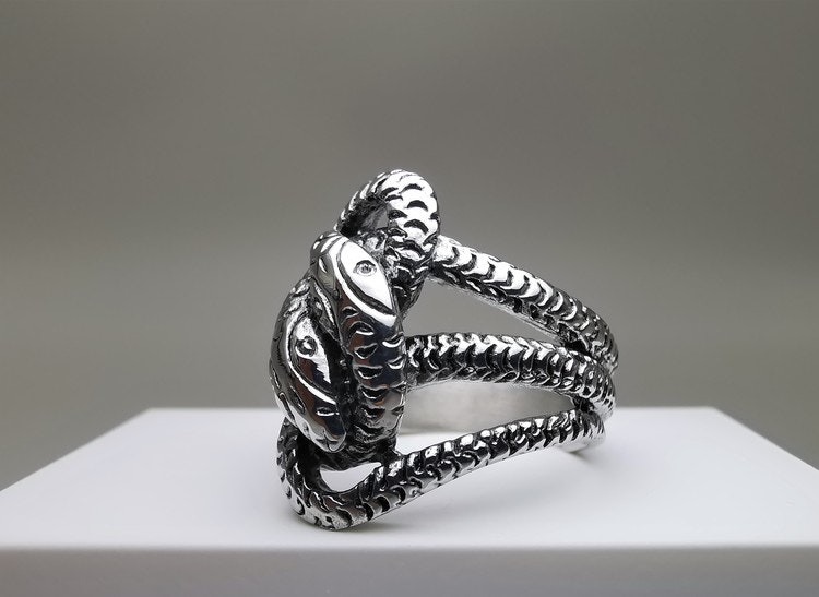 Trust Stainless Steel Ring bild 3 är en vacker maskulin herr ring, passar perfekt som present.
