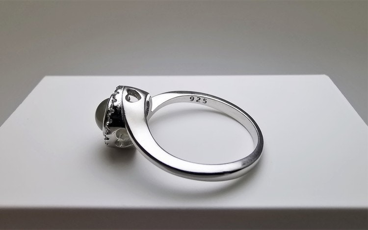 Worlds Love bild 2 är en Elegant, tidlös, och modern accessoar. Otroligt Vacker design av SWEVALI för alla tillfälle. Smycken är av hög kvalité Silver ring. Passar perfekt för damer som gillar att bär