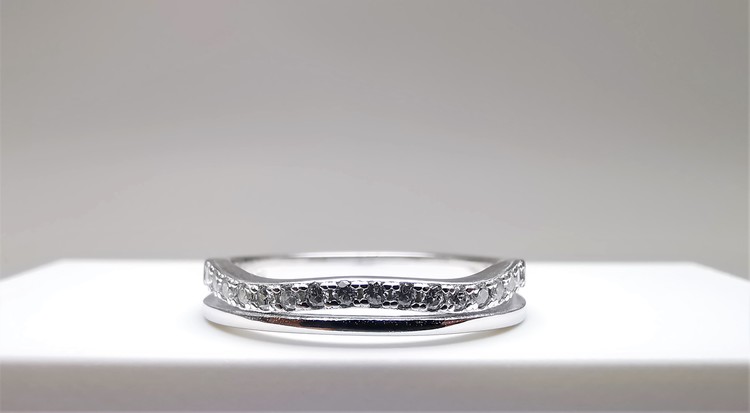 Silver Waves bild 1 är en Elegant, tidlös, och modern accessoar. Otroligt Vacker design av SWEVALI för alla tillfälle. Smycken är av hög kvalité Silver ring. Passar perfekt för damer som gillar