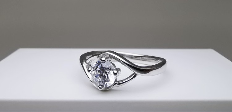 Silver Eye bild 2 är en Elegant, tidlös, och modern accessoar. Otroligt Vacker design av SWEVALI för alla tillfälle. Smycken är av hög kvalité Silver ring. Passar perfekt för damer som gillar