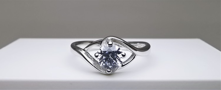 Silver Eye bild 1 är en Elegant, tidlös, och modern accessoar. Otroligt Vacker design av SWEVALI för alla tillfälle. Smycken är av hög kvalité Silver ring. Passar perfekt för damer som gillar