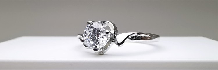 Silver Heart Jewel bild 2 är en Elegant, tidlös, och modern accessoar. Otroligt Vacker design av SWEVALI för alla tillfälle. Smycken är av hög kvalité Silver ring. Passar perfekt för damer som gillar