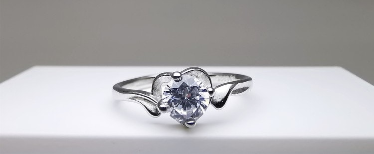 Silver Heart Jewel bild 1 är en Elegant, tidlös, och modern accessoar. Otroligt Vacker design av SWEVALI för alla tillfälle. Smycken är av hög kvalité Silver ring. Passar perfekt för damer som gillar