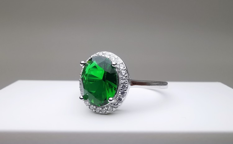 Emerald hunt bild 2 är en Elegant, tidlös, och modern accessoar. Otroligt Vacker design av SWEVALI för alla tillfälle. Smycken är av hög kvalité Silver ring. Passar perfekt för damer som gillar att bä