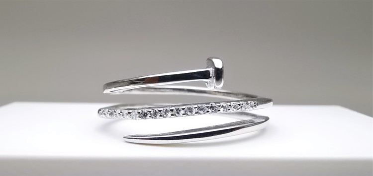Silver Diamonail bild 1 är en Elegant, tidlös, och modern accessoar. Otroligt Vacker design av SWEVALI för alla tillfälle. Smycken är av hög kvalité Silver ring. Passar perfekt för damer som gillar