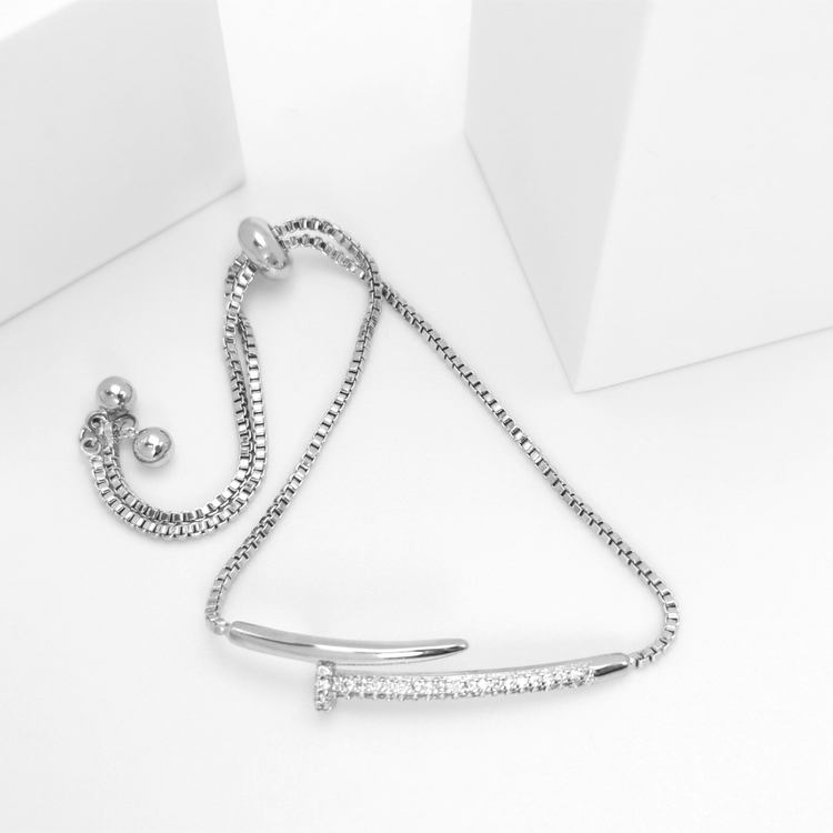 Diamond Chain Armband bild 1 är en Elegant, tidlös, och modern accessoar. Otroligt Vacker design av SWEVALI för alla tillfälle. Smycken är av hög kvalité Stainless Steel. Passar perfekt för damer som 