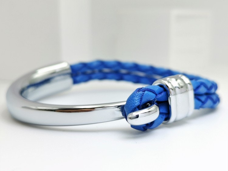 Concept blue leather metall Armband bild 1 är en otroligt charmig och snygg herr armband. Perfekt unik present