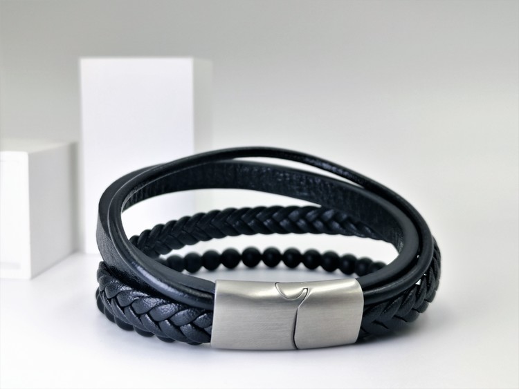 Leather & Pearl Black Armband bild 2, otroligt vacker armband med grym kombination av läder, stainless steel samt pärlor. Armbandet är unik och väldigt charmig. Passar perfekt som present.