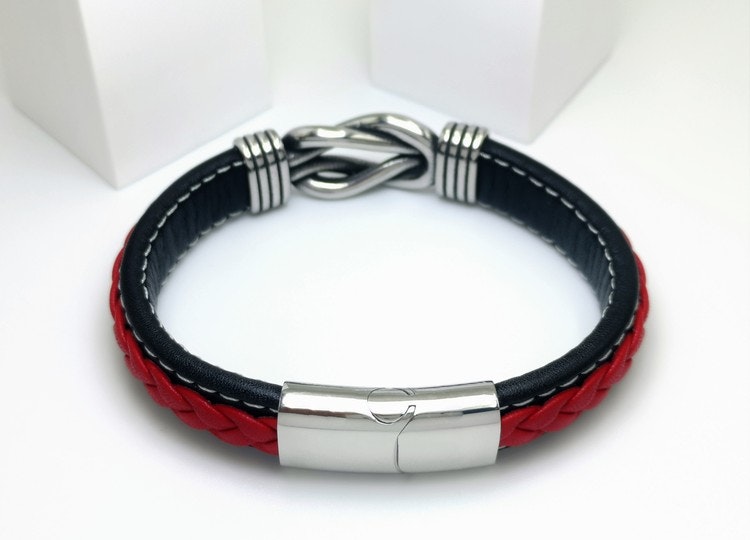 Sailor Knot RedBlack Leather Armband bild 2 är en otroligt vackert herr armband med vackra detaljer, en kombination av  högsta kvalité stainlees steel samt läder.
