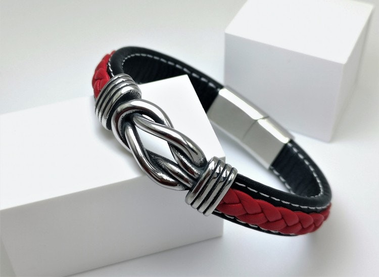 Sailor Knot RedBlack Leather Armband bild 3 är en otroligt vackert herr armband med vackra detaljer, en kombination av  högsta kvalité stainlees steel samt läder.
