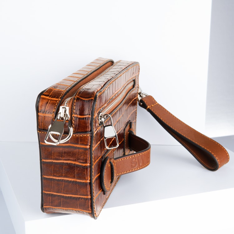 Leather sling bag "Croco carmine" The classy