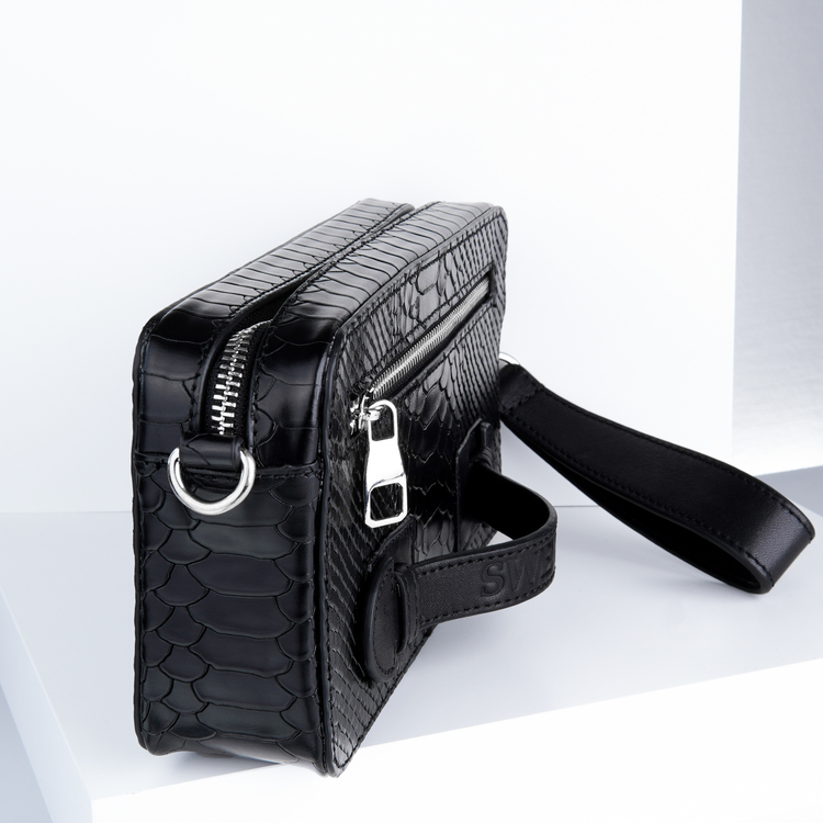 leather cluth bag "Python lyx trace" mini charm läder väska bild 3 är en otroligt snygg och charmig unisex väska som passar perfekt som daglig väska. Väskan är av hög kvalité. Handgjord av äkta läder 