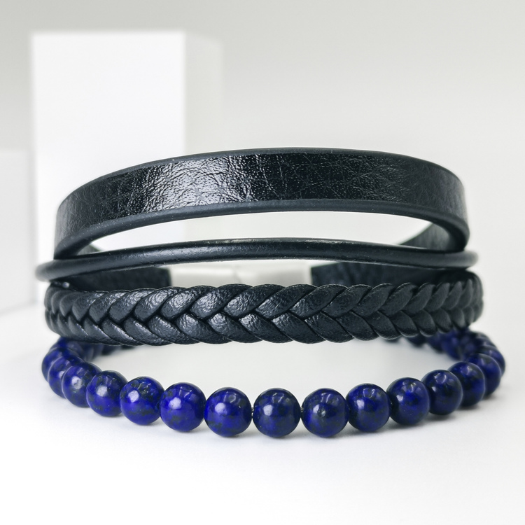 Leather & Pearl Blue Armband bild 1, otroligt vacker armband med grym kombination av läder, stainless steel samt pärlor. Armbandet är unik och väldigt charmig. Passar perfekt som present.