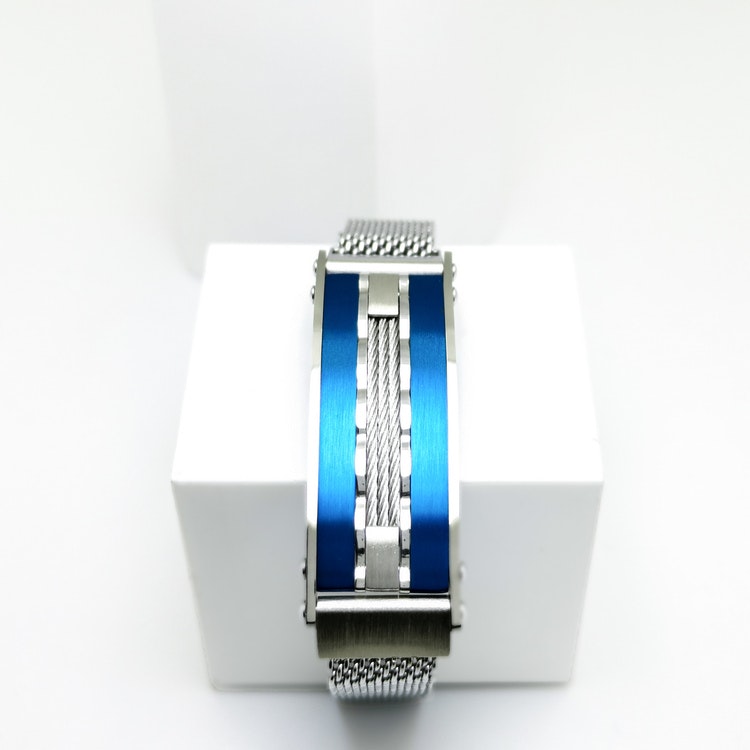 Confident Blue Metal Armband  Bild 1 är en otroligt snygg och elegant herr armband. Hög kvalité Stainless Steel 316 L. Perfekt smycke för present