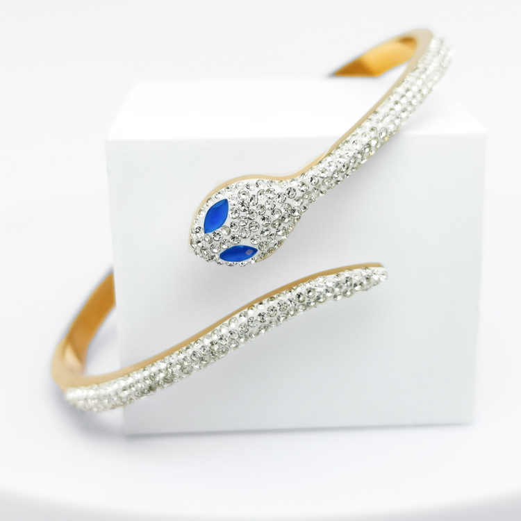 Blue Eyed Python Armband bild 1 är en Elegant, tidlös, och modern accessoar. Otroligt Vacker design av SWEVALI för alla tillfälle. Smycken är av hög kvalité Stainless Steel. Passar perfekt för damer s
