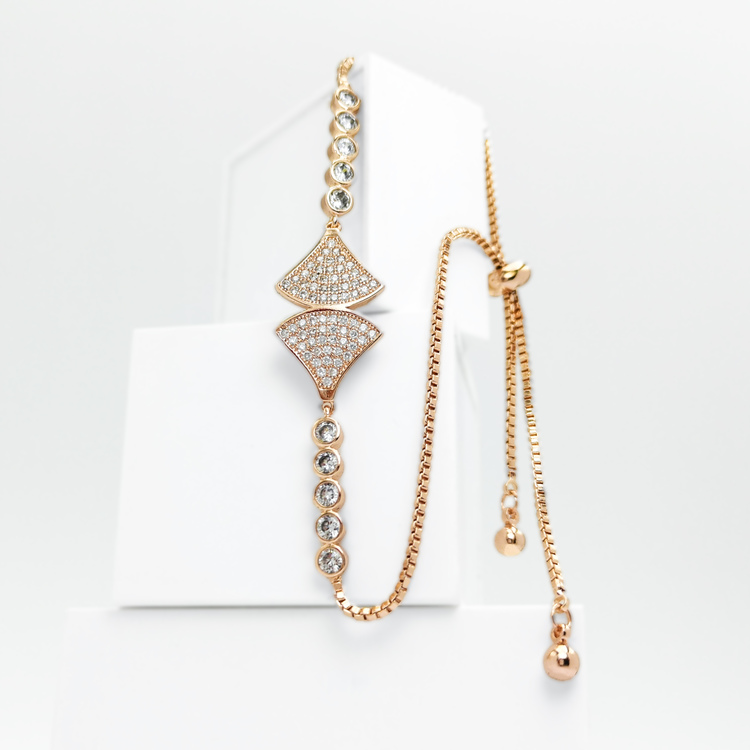Axs Diamond G bild 1 är en Elegant, tidlös, och modern accessoar. Otroligt Vacker design av SWEVALI för alla tillfälle. Smycken är av hög kvalité Stainless Steel. Passar perfekt för damer som gillar a