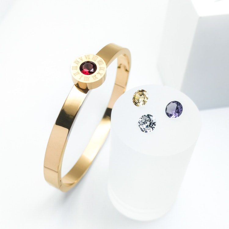 Queen Diamonds Armband bild 1 är en Elegant, tidlös, och modern accessoar. Otroligt Vacker design av SWEVALI för alla tillfälle. Smycken är av hög kvalité Stainless Steel. Passar perfekt för damer som
