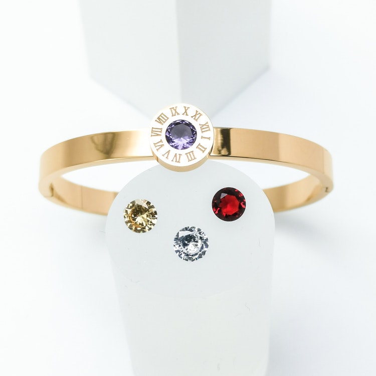 Queen Diamonds Armband bild 3 är en Elegant, tidlös, och modern accessoar. Otroligt Vacker design av SWEVALI för alla tillfälle. Smycken är av hög kvalité Stainless Steel. Passar perfekt för damer som