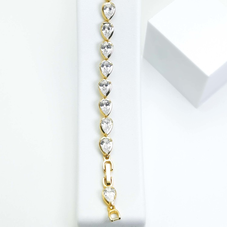Crystal River Armband bild 4 är en Elegant, tidlös, och modern accessoar. Otroligt Vacker design av SWEVALI för alla tillfälle. Smycken är av hög kvalité Stainless Steel. Passar perfekt för damer som 