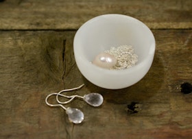 Smyckesskål i vit bergkristall