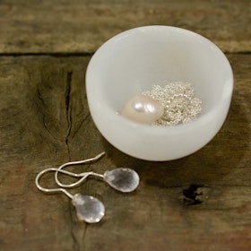 Smyckesskål i vit bergkristall