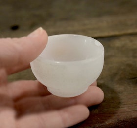 Liten skål i vit bergkristall