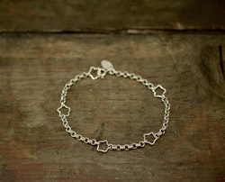 Silverarmband med stjärnor