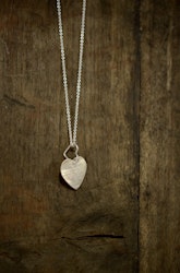 Heart to heart, ett hängsmycke i silver