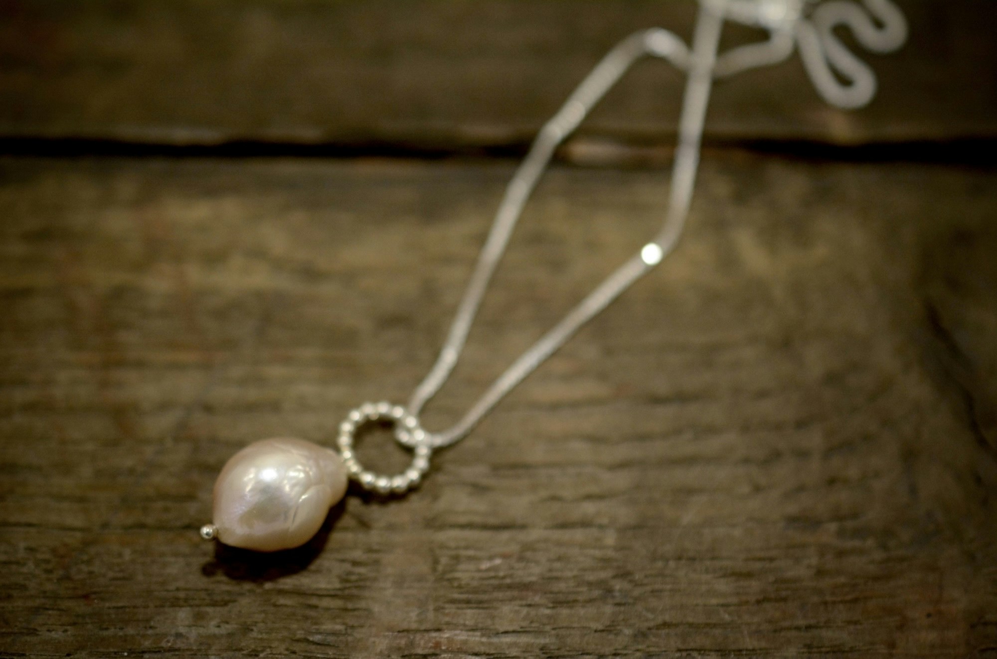Bubbly pearl, laxrosa pärla med silver ögla