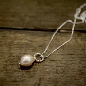 Bubbly pearl, laxrosa pärla med silver ögla
