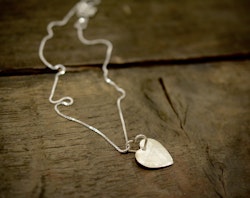 Heart to heart, ett hängsmycke i silver
