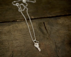 Mini key, hängsmycke i silver
