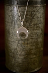 Rosa jade, halvmåne, silver hängsmycke