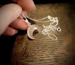 Rosa jade, halvmåne, silver hängsmycke