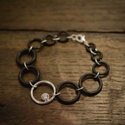 Silverarmband, gummi & vit cubik zirkon