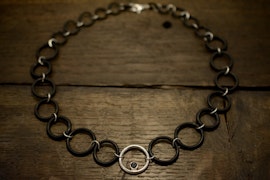 Silverhalsband, gummi & svart cubik zirkon