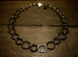 Silverhalsband, gummi & vit cubic zirkon