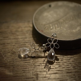 Fleur, silverörhängen med bergkristall