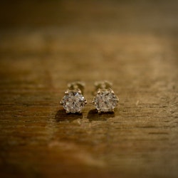Örhängen med stor cubik zirkon, silver