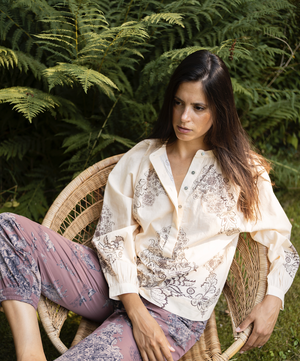 Blus i cotton voile i vackert print av Michala Wiesneck