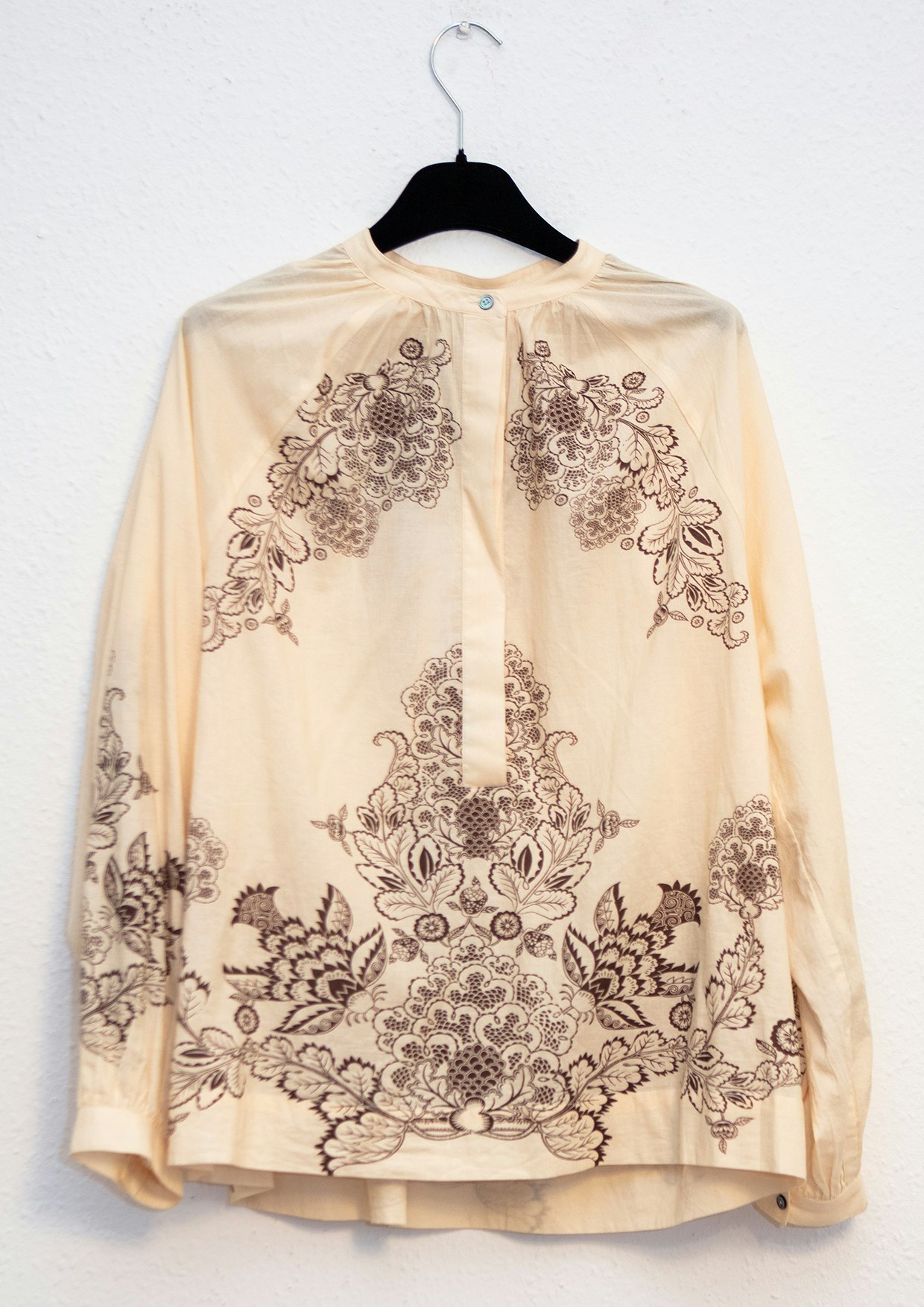 Blus i cotton voile i vackert print av Michala Wiesneck