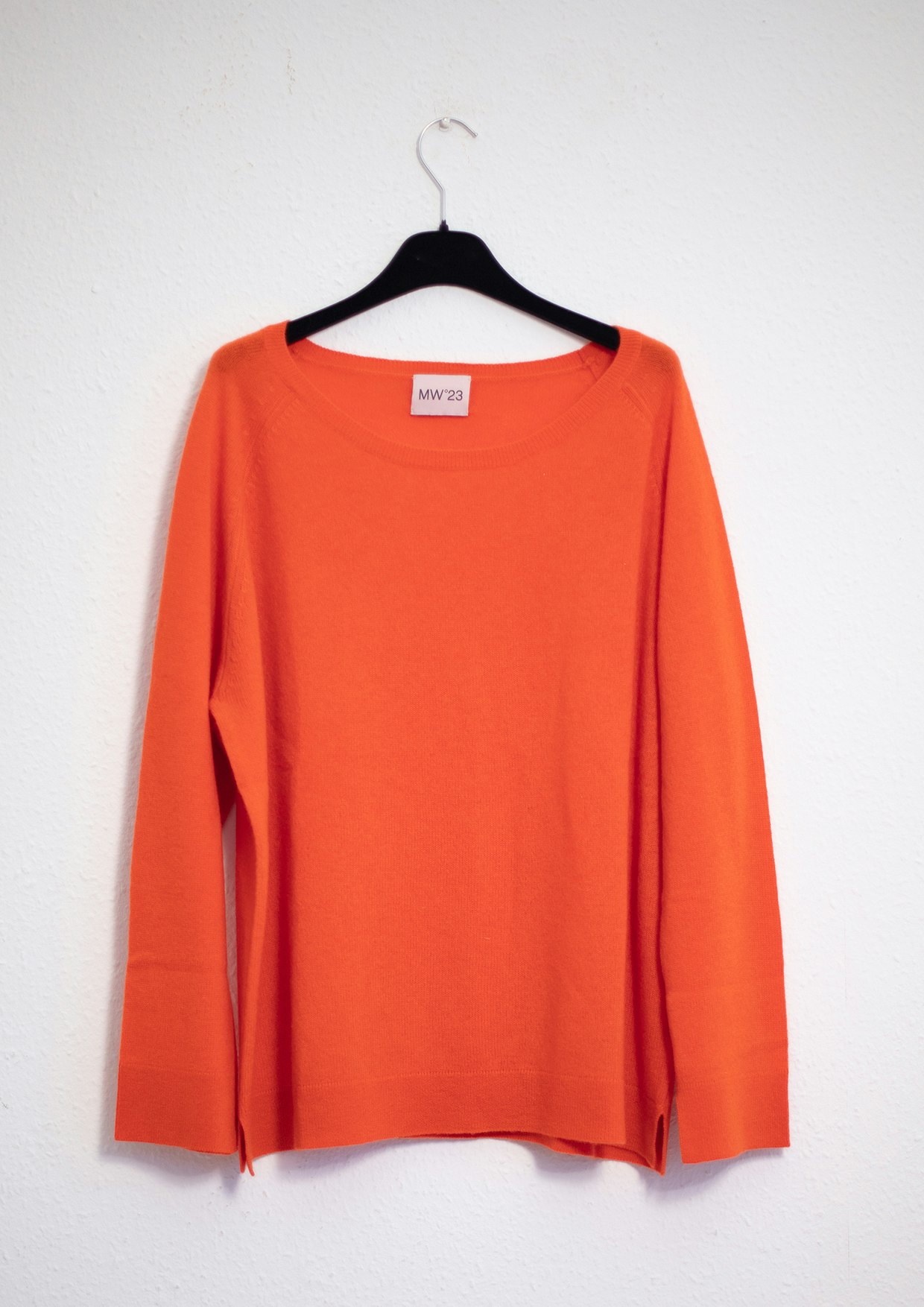 Stickad tröja i ull/cashmere från MW23 i vårens färg orange.