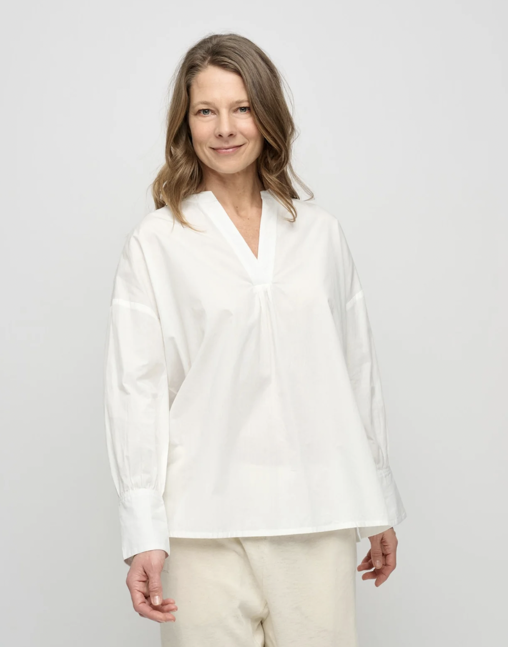 vit v-ringad skjorta i krispig organic cotton poplin