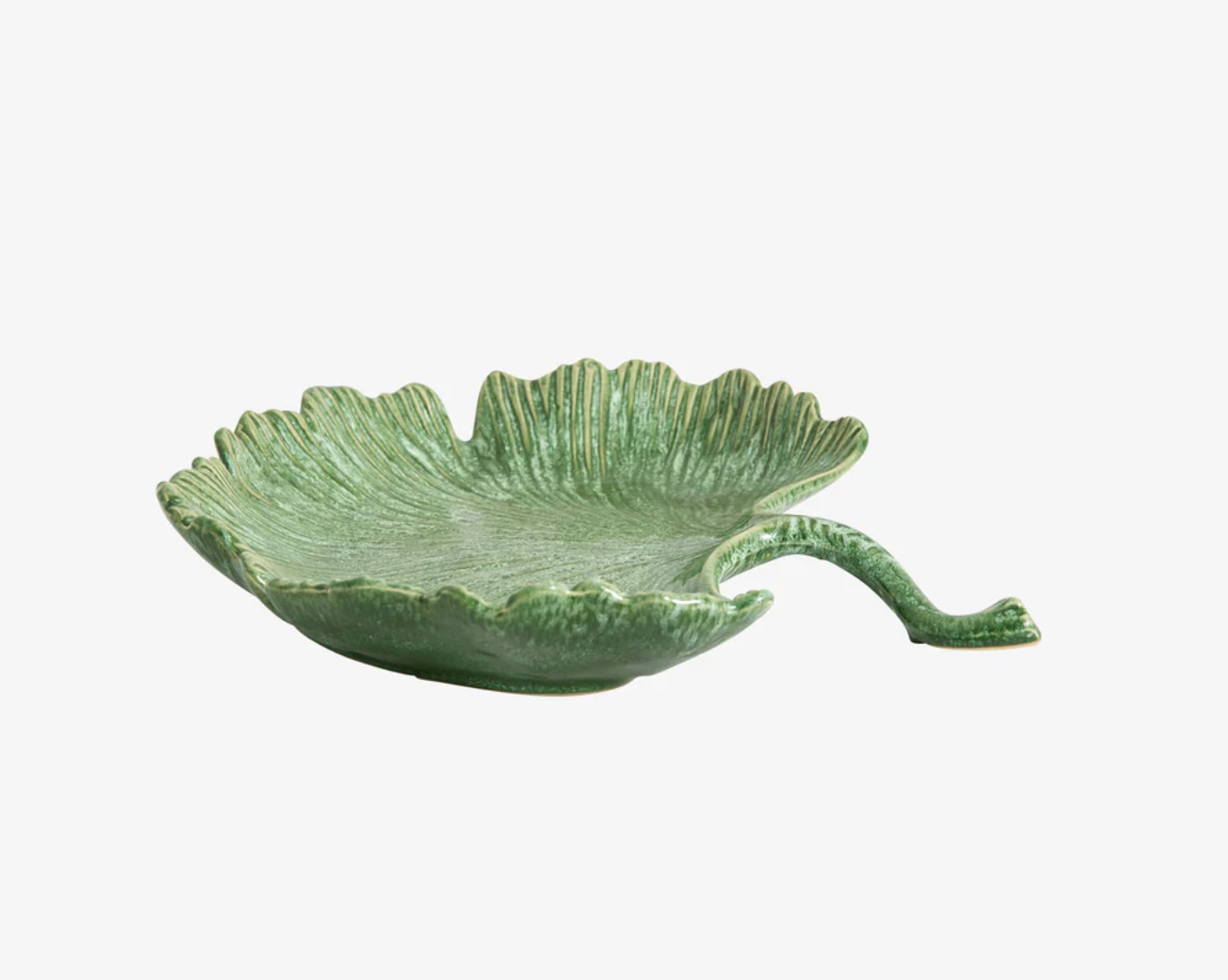 Dekorationsfat i keramik i form av ett blad från Nordal