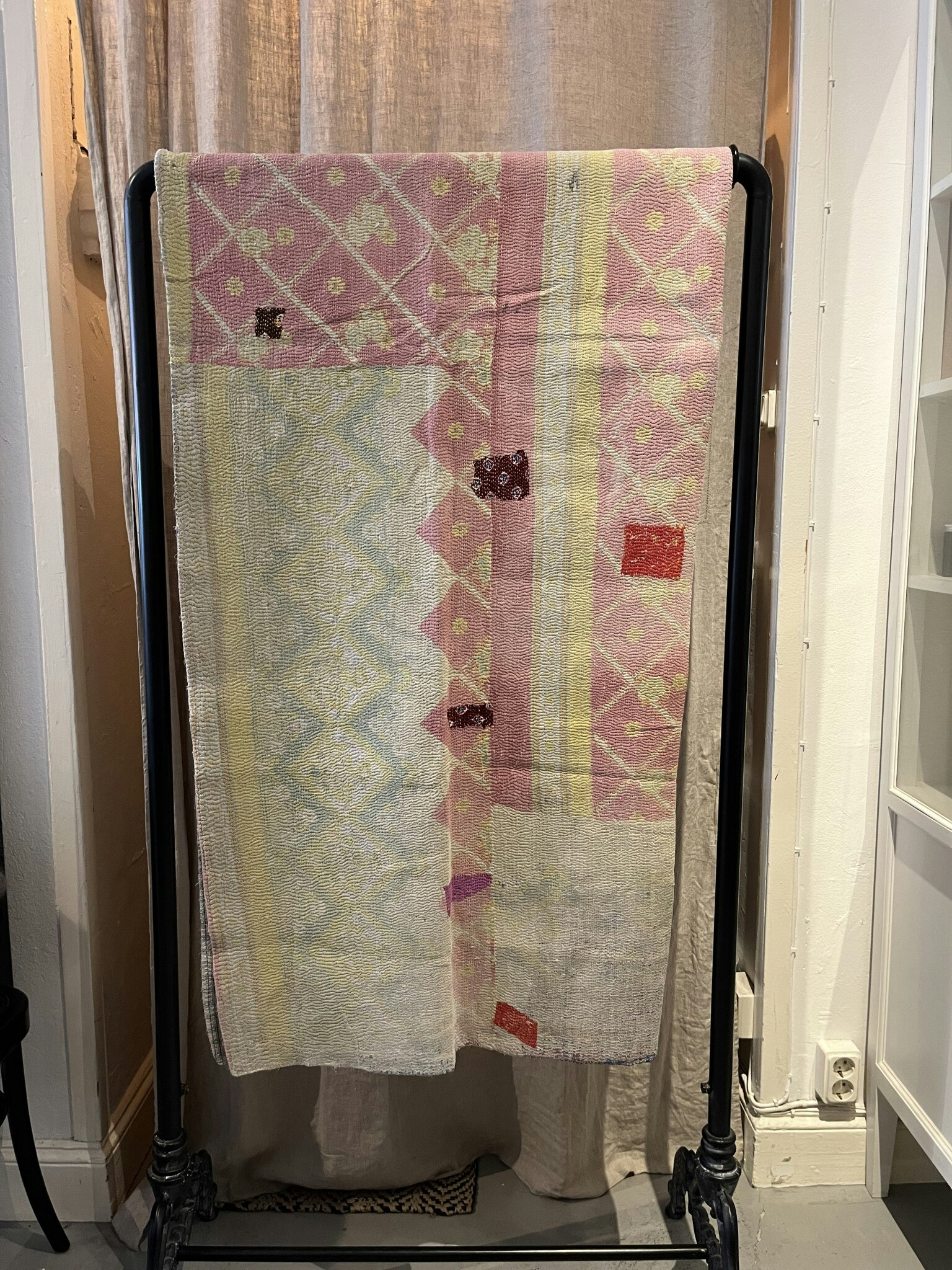 Kantha pläd av vintagetyger i bomull, alla unika och vändbara.