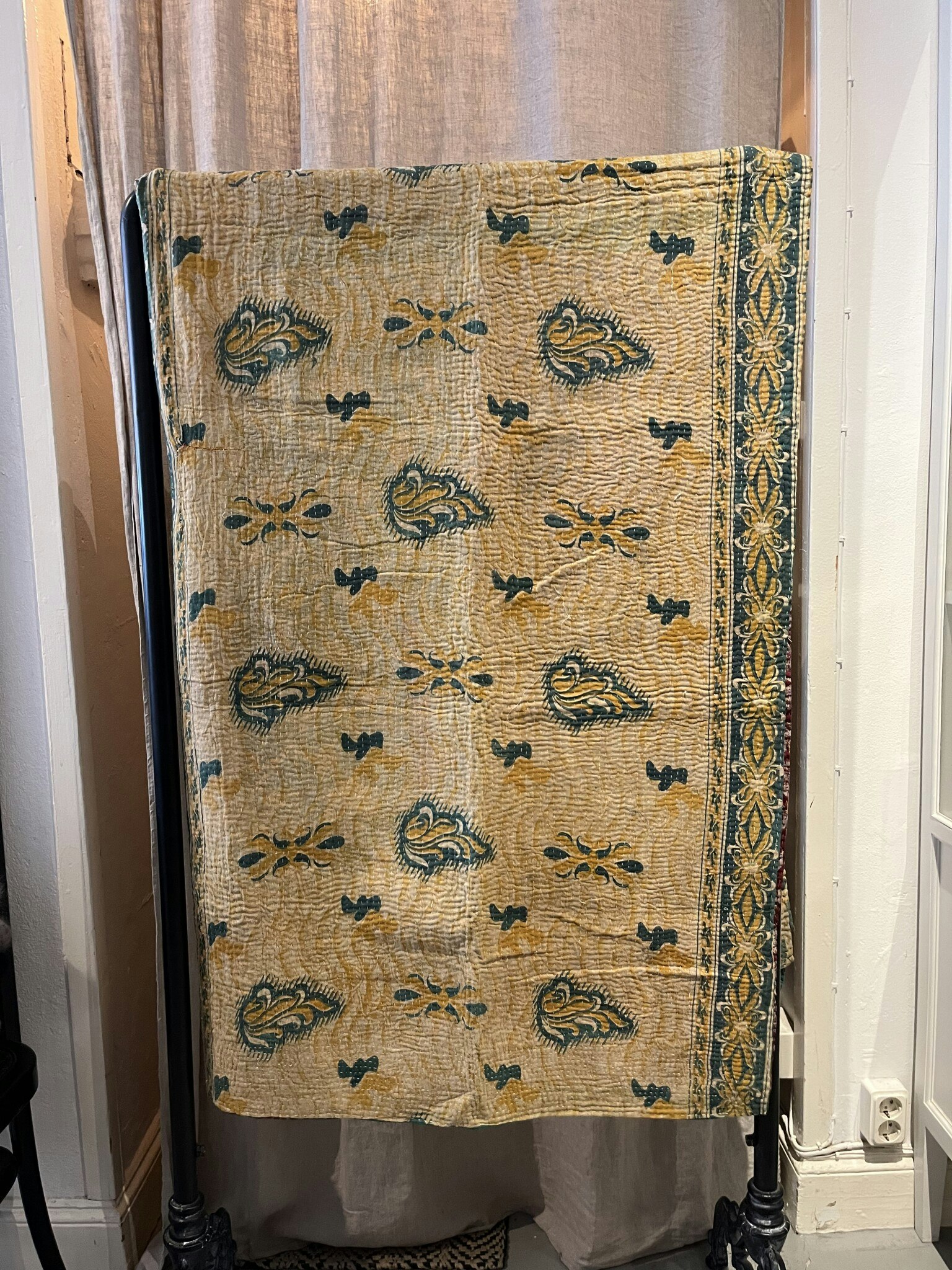 Kantha pläd av vintagetyger i bomull, alla unika och vändbara.