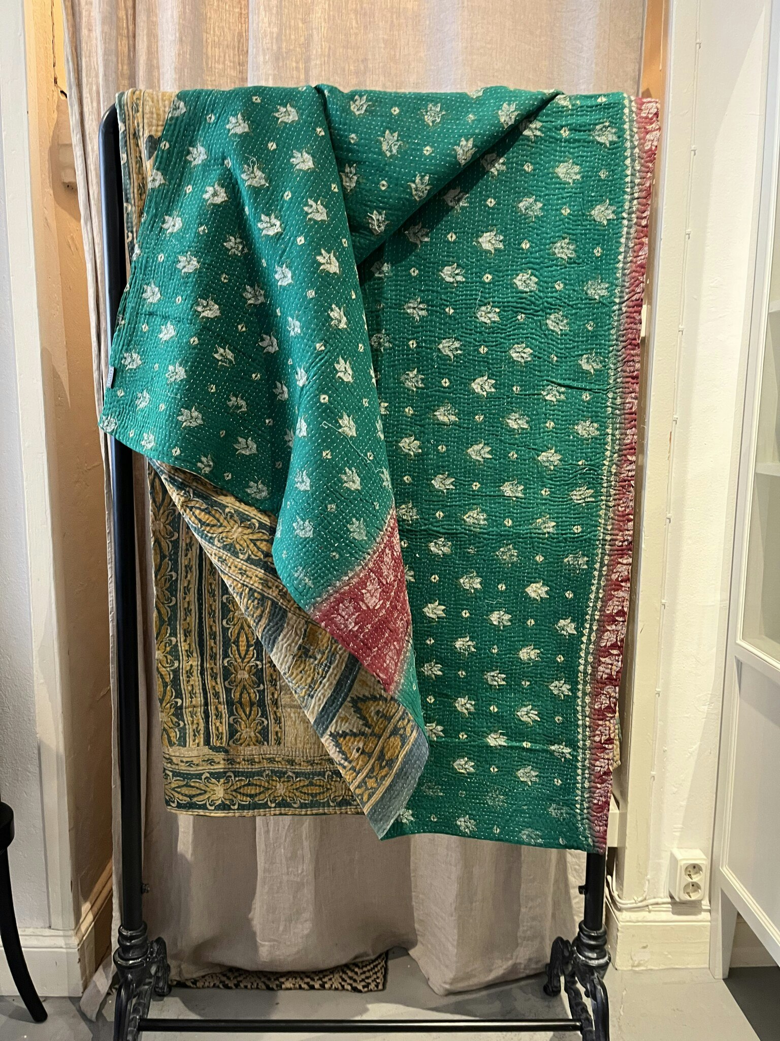 Kantha pläd av vintagetyger i bomull, alla unika och vändbara.